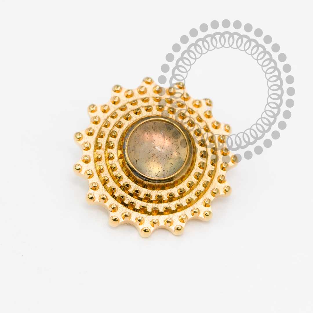 TN2101 Topo Escudo Labradorite Titânio PVD GOLD