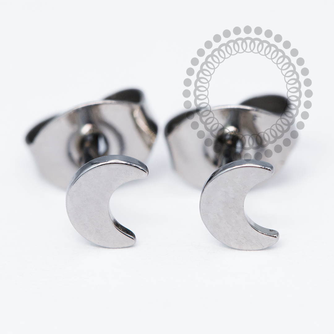 TN2057 Brinco Lua Crescente Liso Titânio ASTM F136