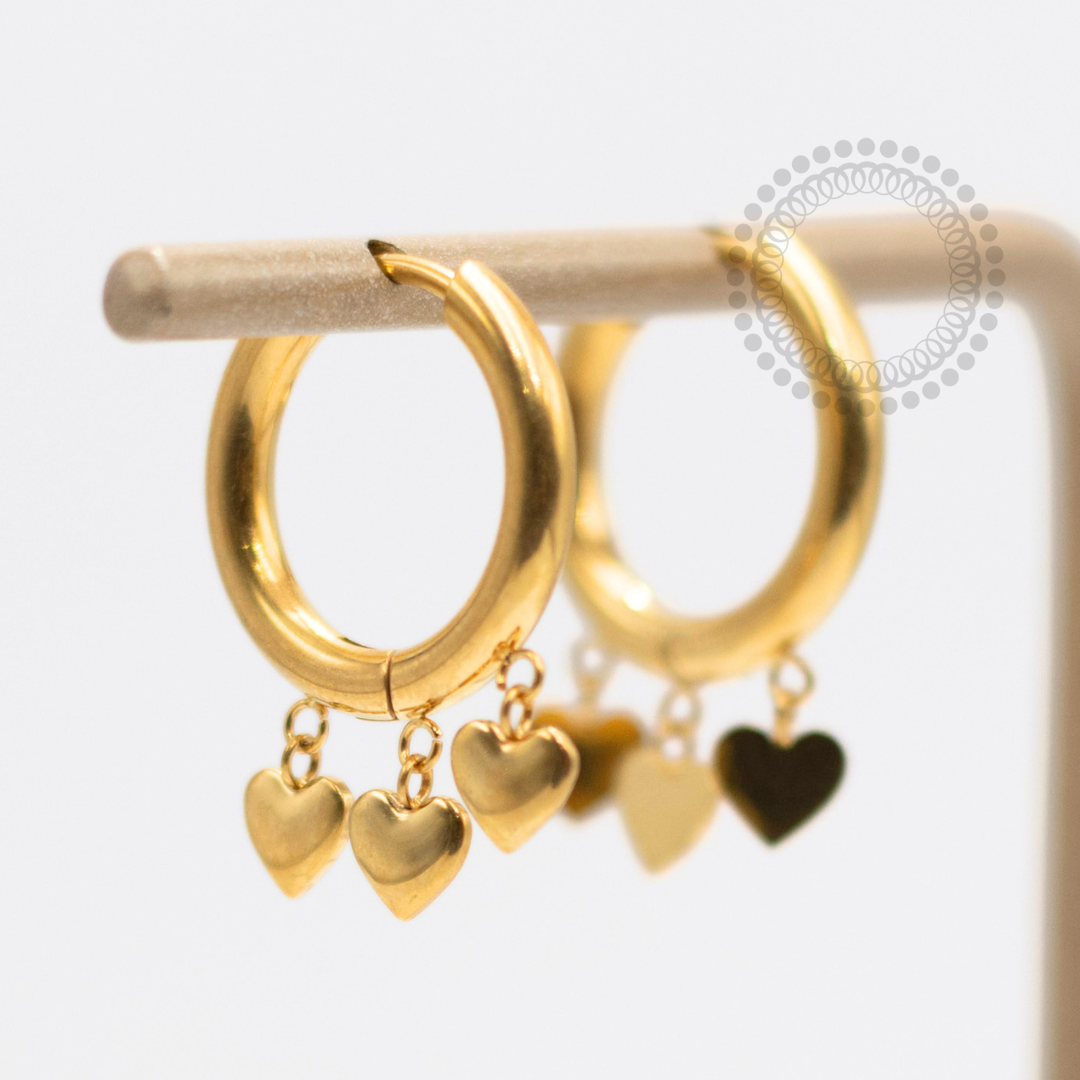 TN2396 Par de Brinco Argola Pingente 3 Corações 12mm Titânio PVD Gold