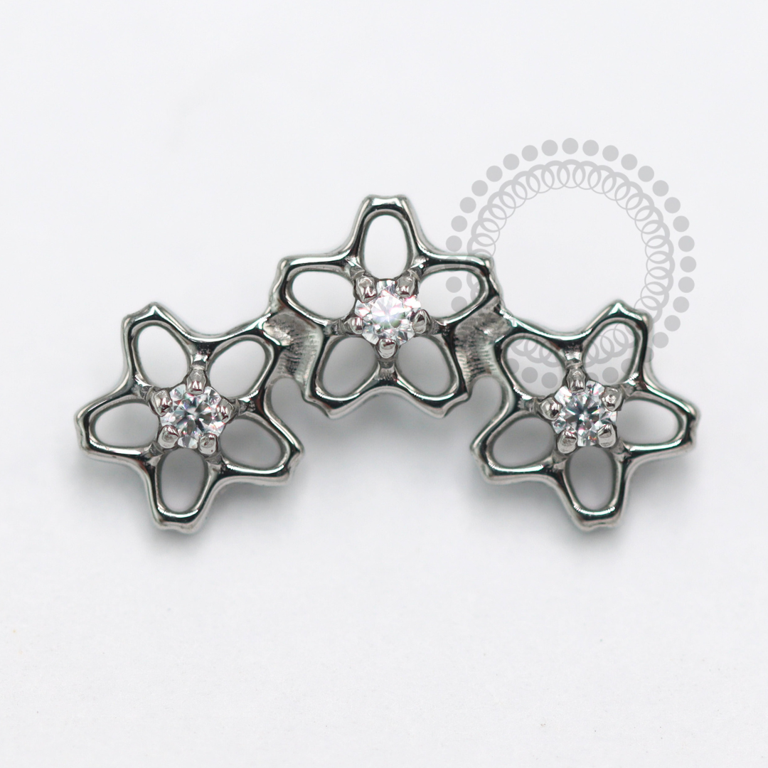 TN1552 Topo Cluster 3 Flores Vazadas CZ Titânio ASTM F-136