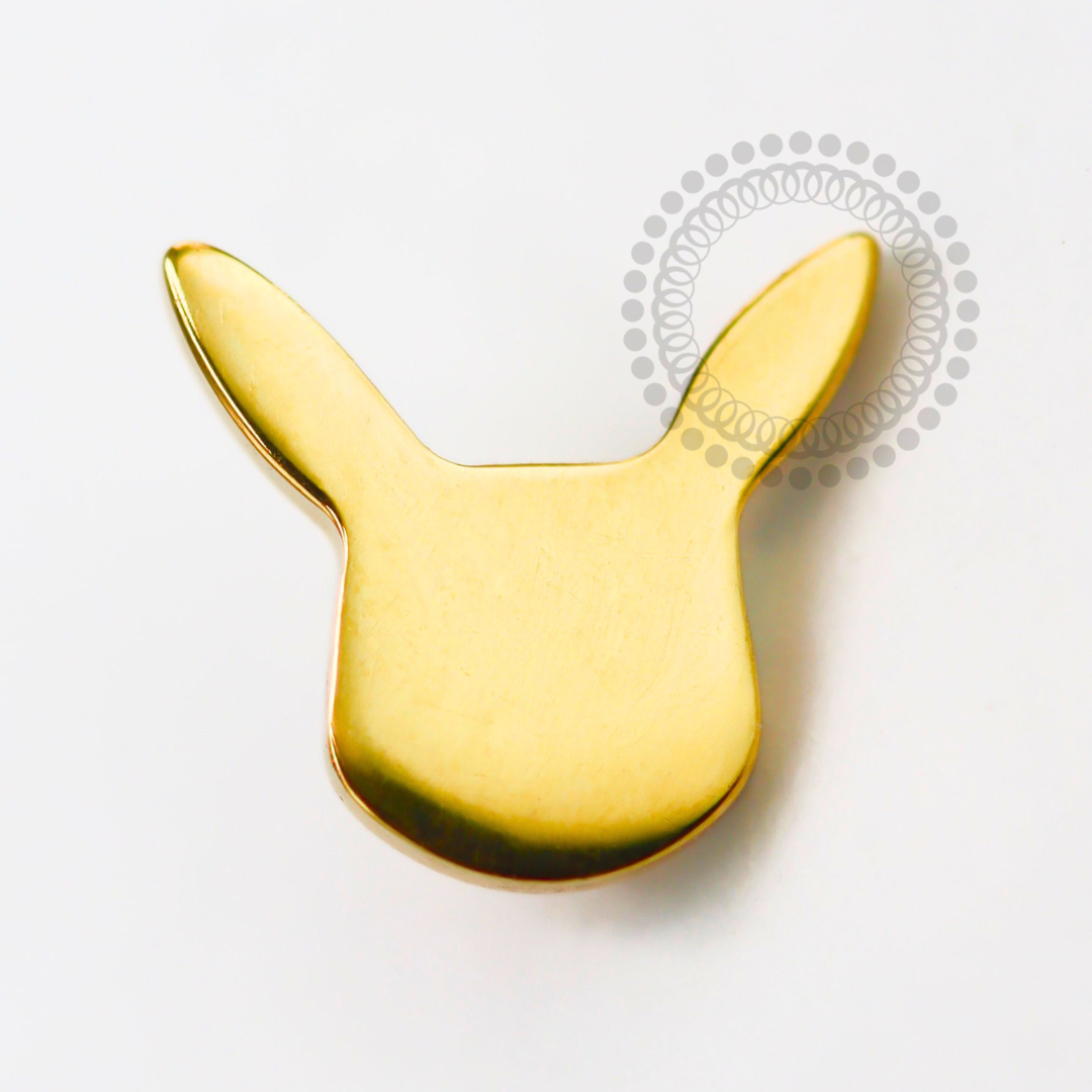 TN1593 Topo Umbreon Coleção Pokémon Titânio PVD Gold