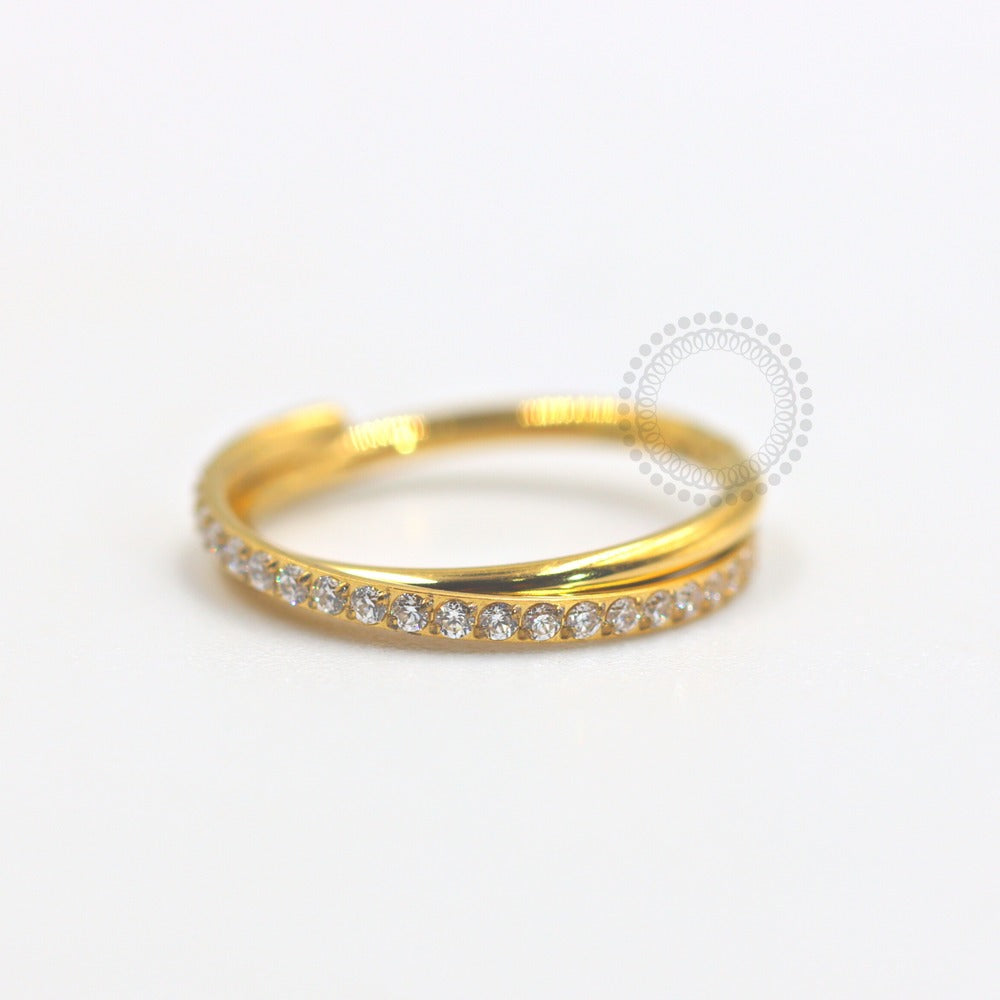 TN685 Crossed Lines Studded Segment Titanium Pvd Gold