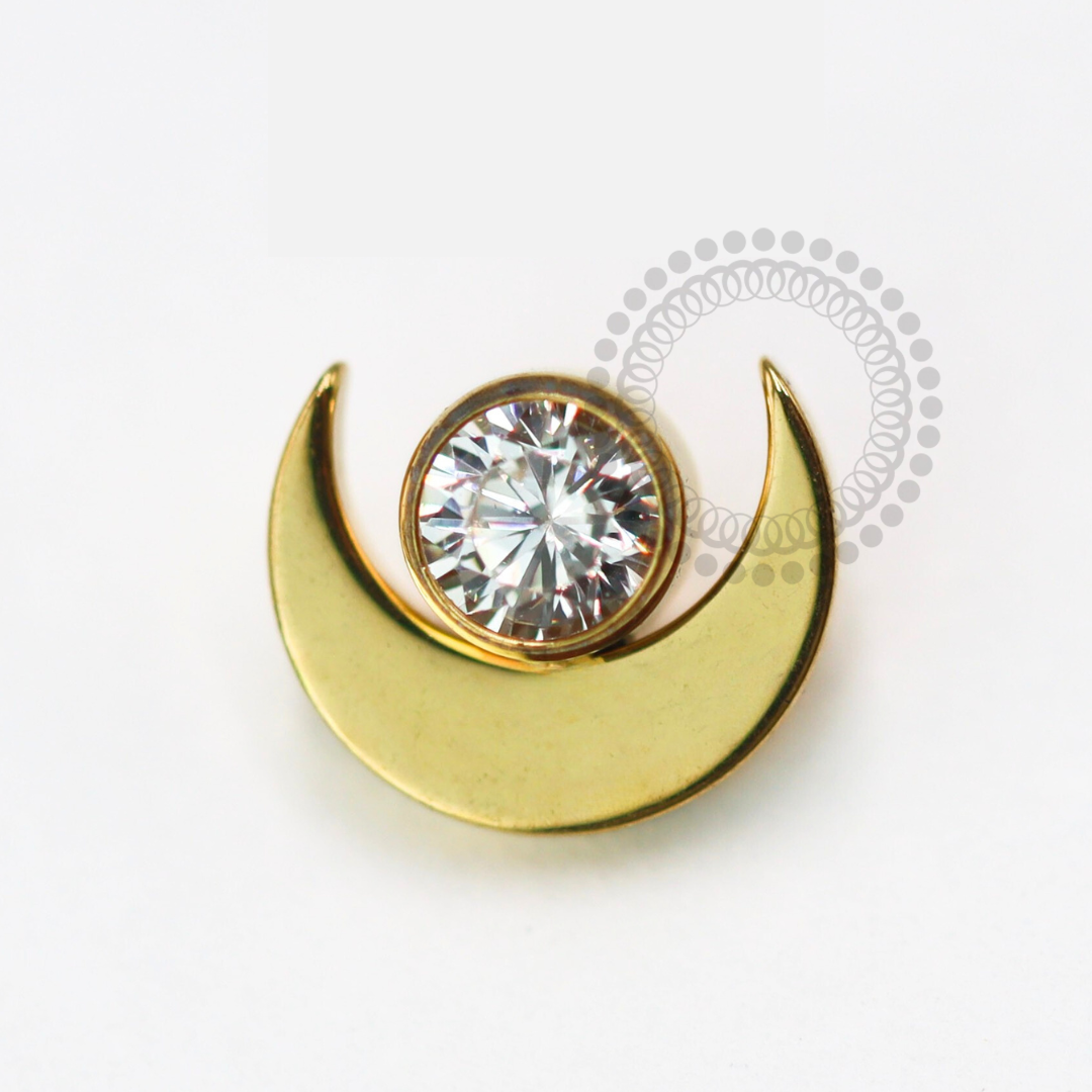 TN1579 Topo Meia Lua Chapa com Zirconia Ponto de Luz Titânio PVD Gold