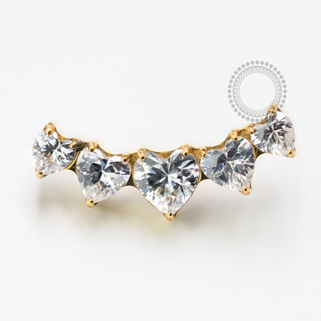 TN1677 Topo Cluster Corações Cravejados Titânio PVD Gold