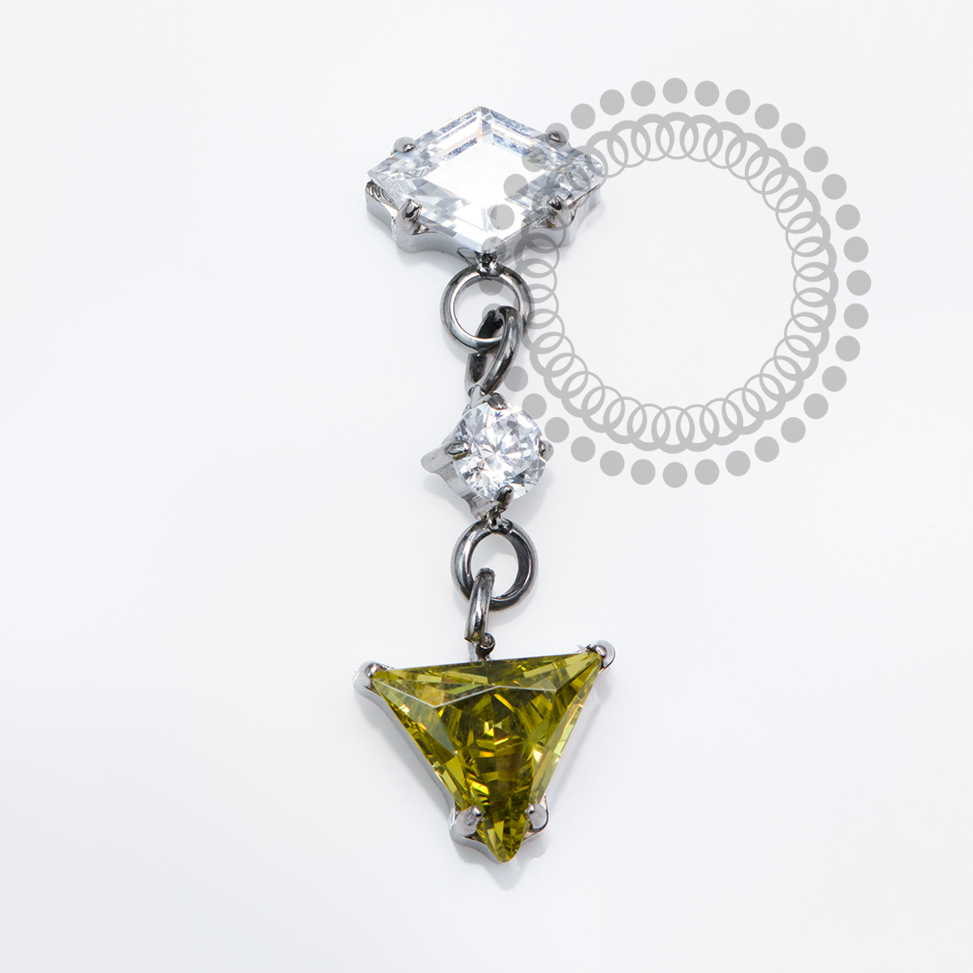 TN2084 Topo Pingente Losangolo Peridot Titânio ASTM F136