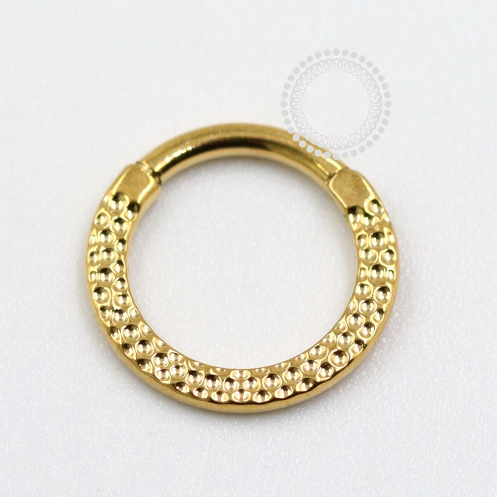 TN1088 Segmento Martelado Frontal Titânio PVD Gold