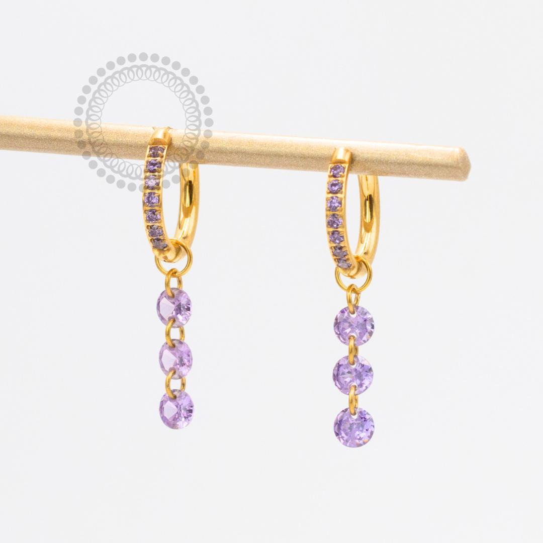 TN2372 Par de Brinco Argola 3 Pingente CZ Roxo Titânio PVD Gold