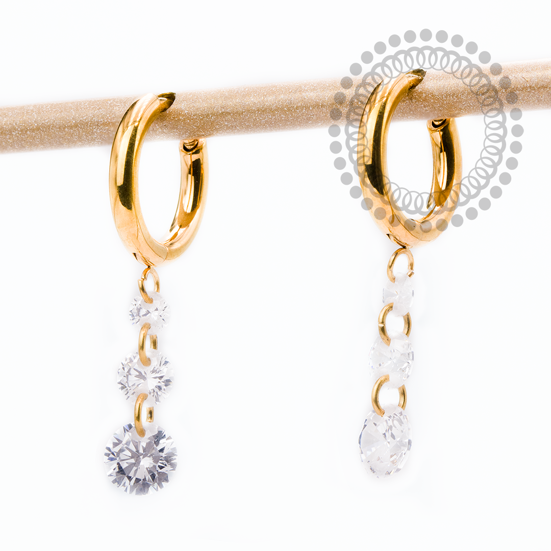 TN2439 Par de Brinco Argola 3 Pingente CZ Titânio PVD Gold