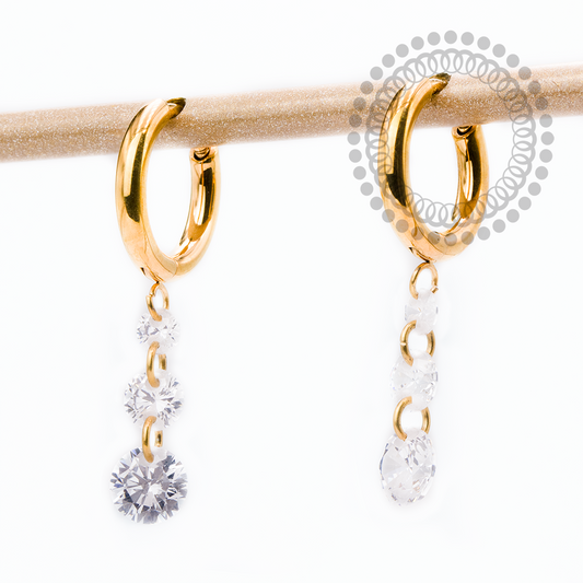 TN2439 Par de Brinco Argola 3 Pingente CZ Titânio PVD Gold