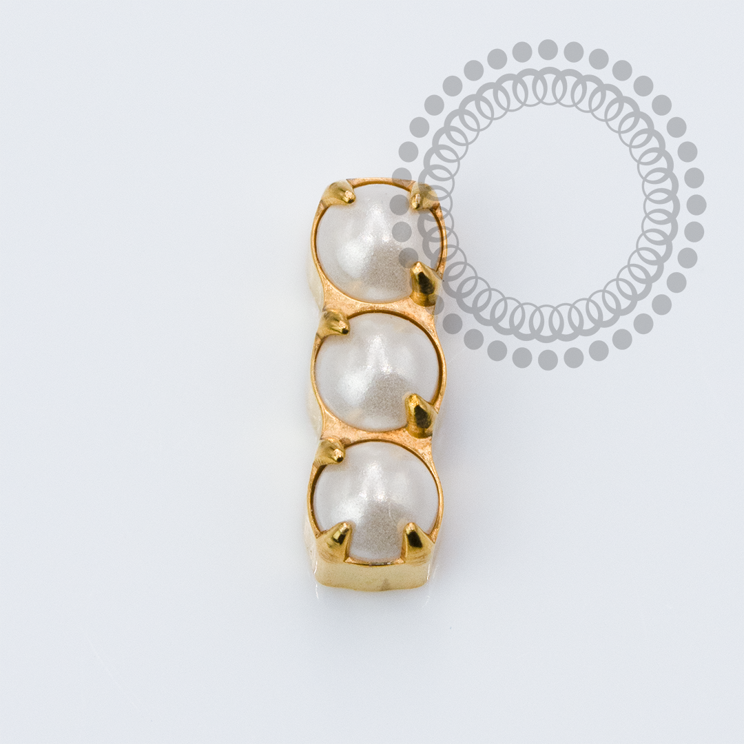 TN2284 Topo Barrinha 3 Pérolas Titânio PVD Gold