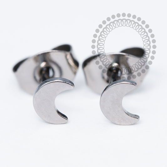 TN2057 Brinco Lua Crescente Liso Titânio ASTM F136