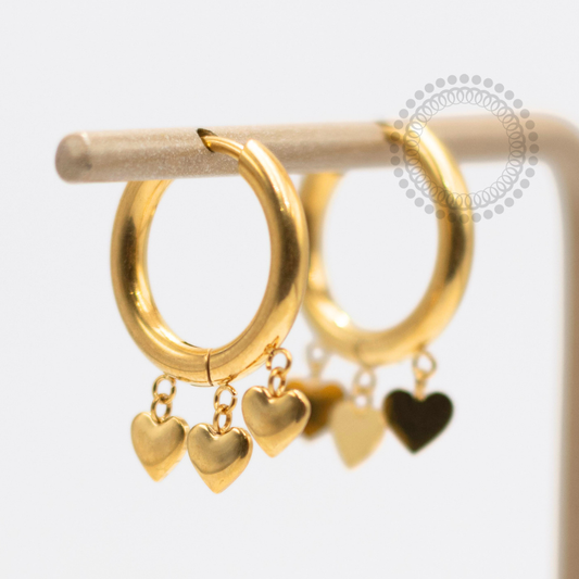 TN2396 Par de Brinco Argola Pingente 3 Corações 12mm Titânio PVD Gold
