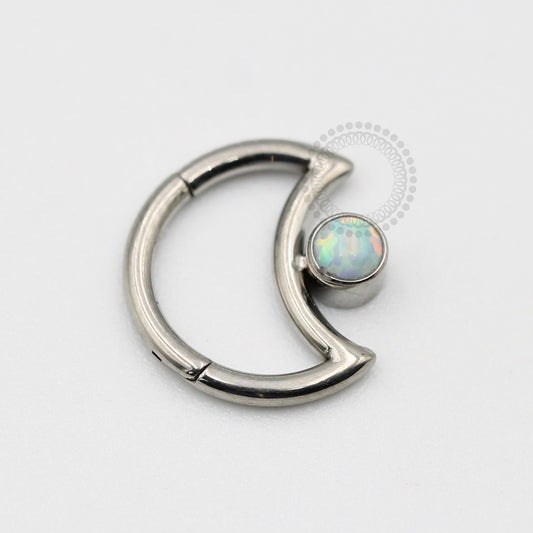 TN68  Joia Daith Moon Synthetic Opal Stone Titânio