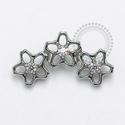 TN1552 Topo Cluster 3 Flores Vazadas CZ Titânio ASTM F-136