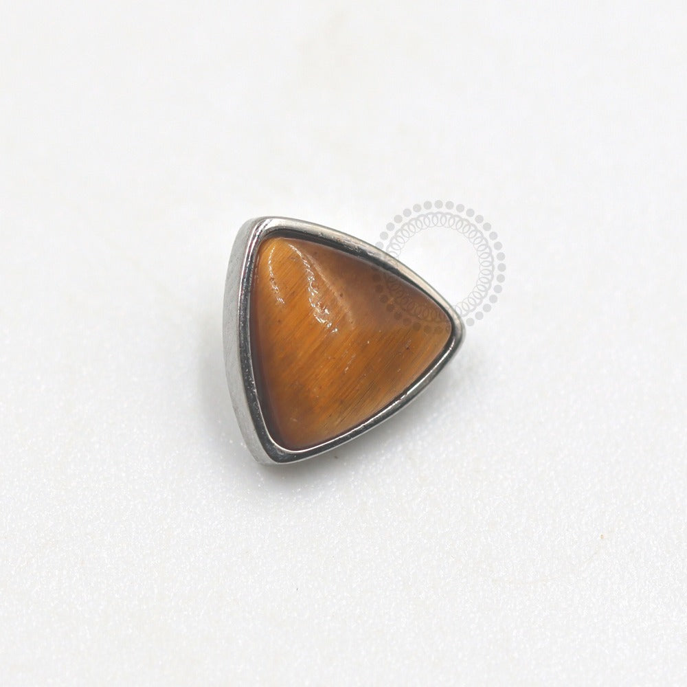 TN682-2 Topo Triangular Synthetic Tiger Eye Titânio