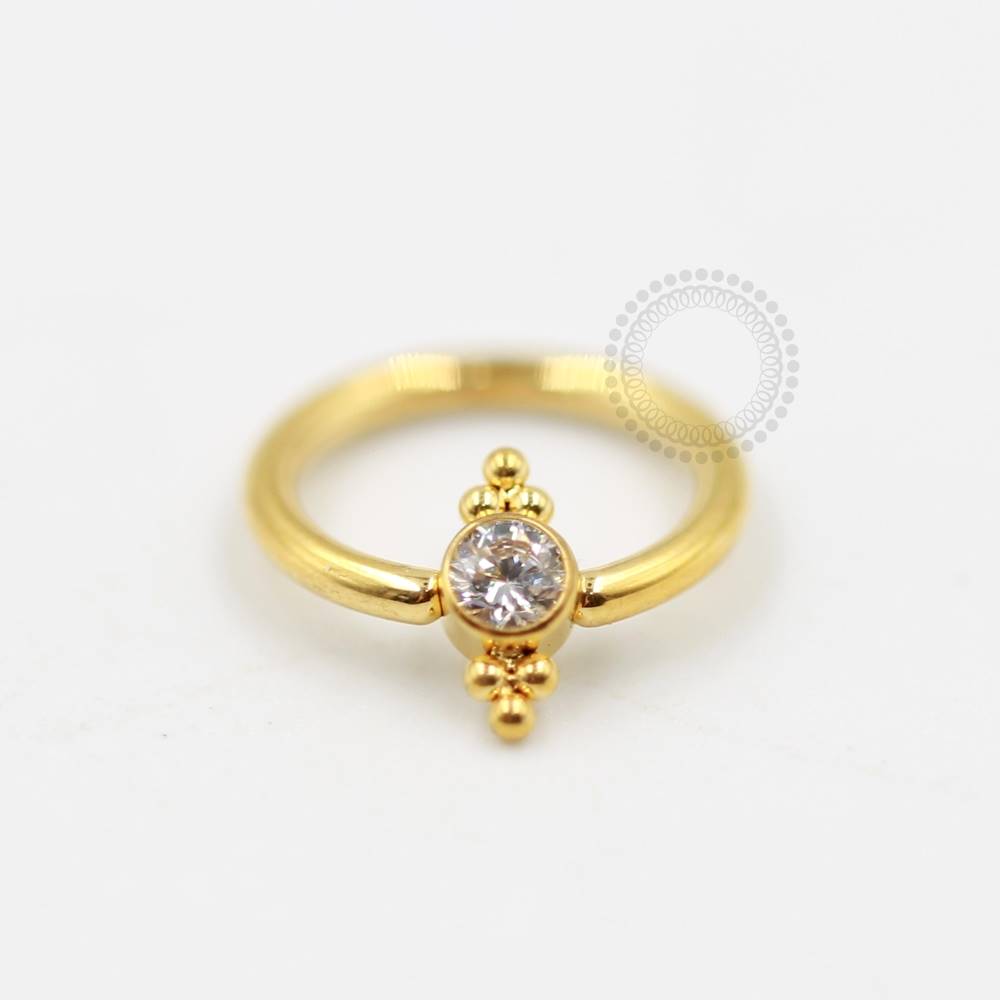 TN206 Captive Stone CZ With Side Spheres Titânio Pvd Gold