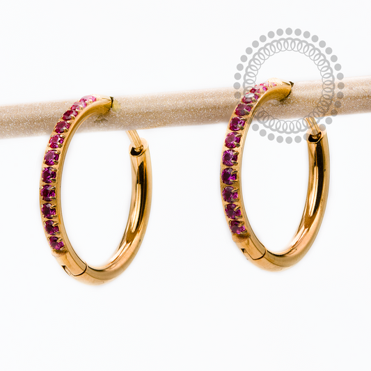 TN2531 Brincos Argola CZ Rubi 14mm Titânio PVD Gold
