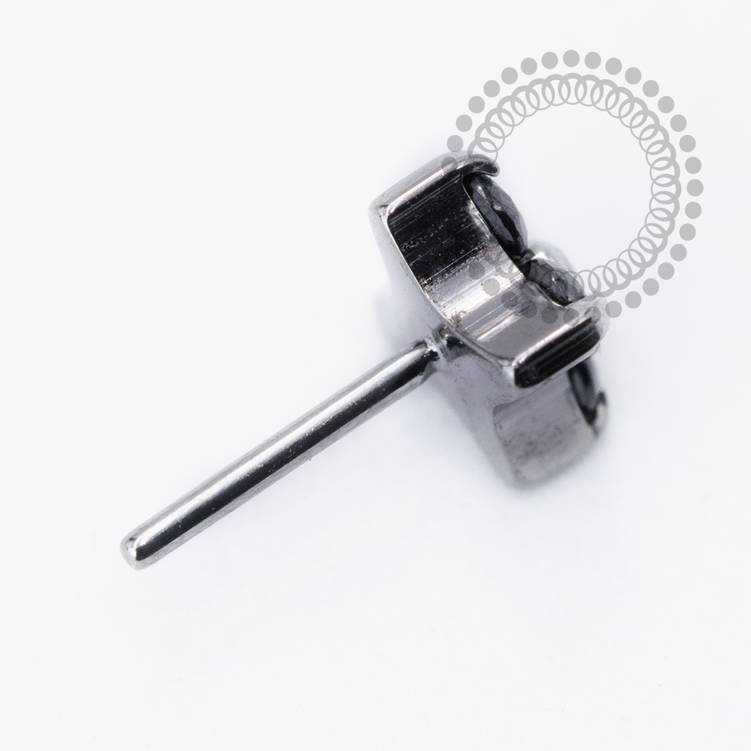 TN2452 Topo Micro Trevo CZ Black Push Pin Titânio ASTM F136