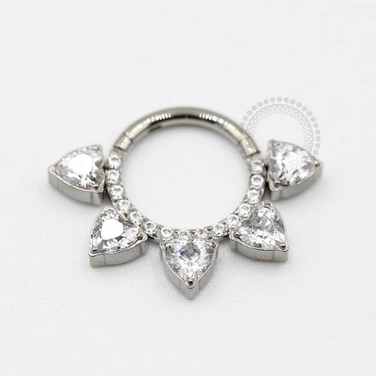 TN132 Segmento Frontal 5 Corações CZ Titanio ASTM F136