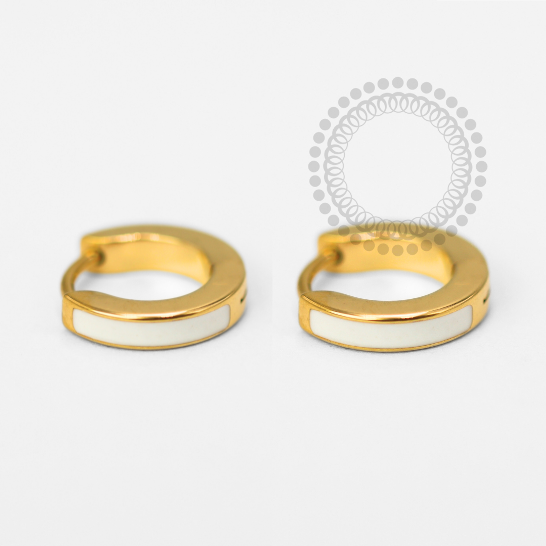 TN1762 Par De Brincos Liso Faixa Branca Titânio PVD Gold