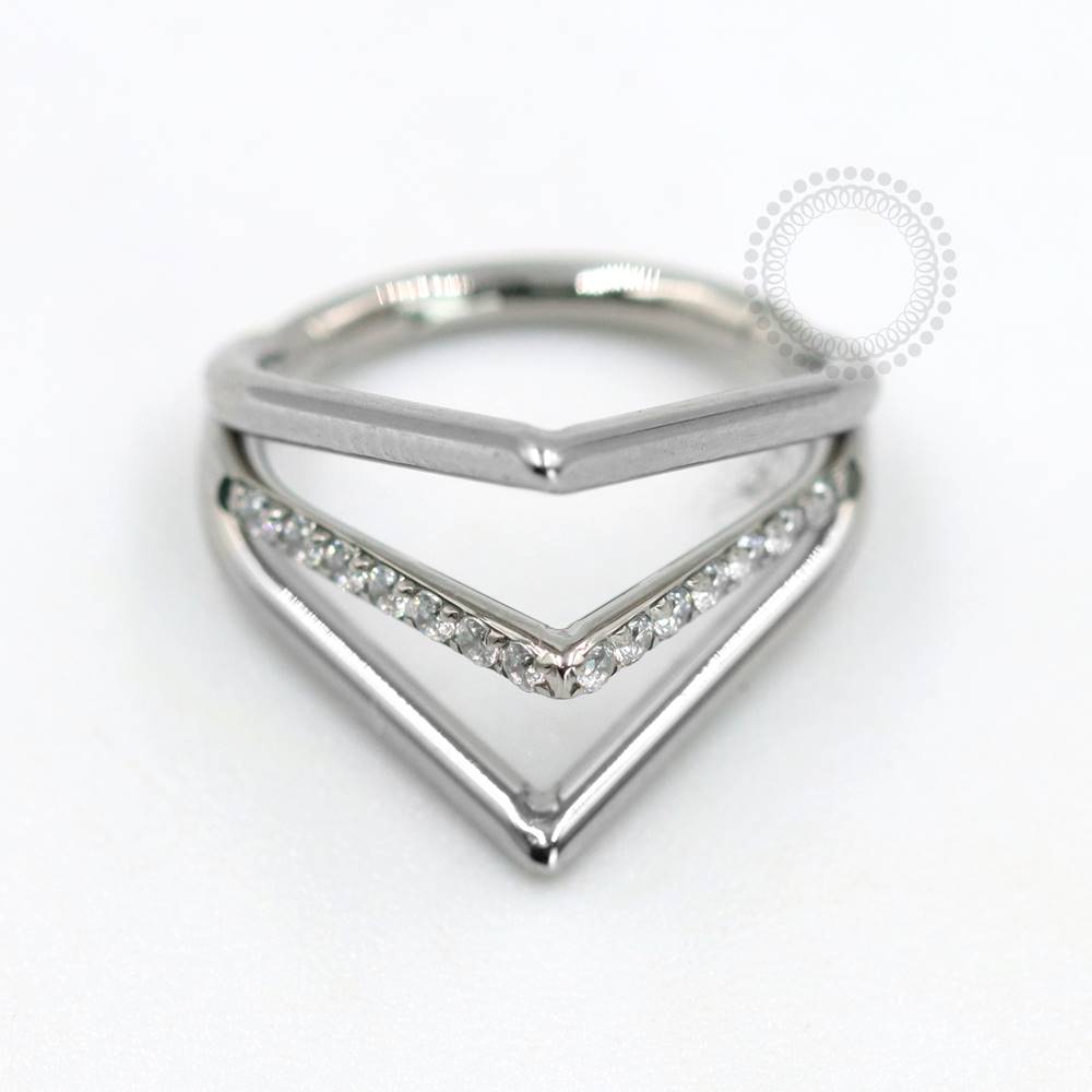 TN721 Segmento Triplo V Linha Cravejada Titânio ASTM F136