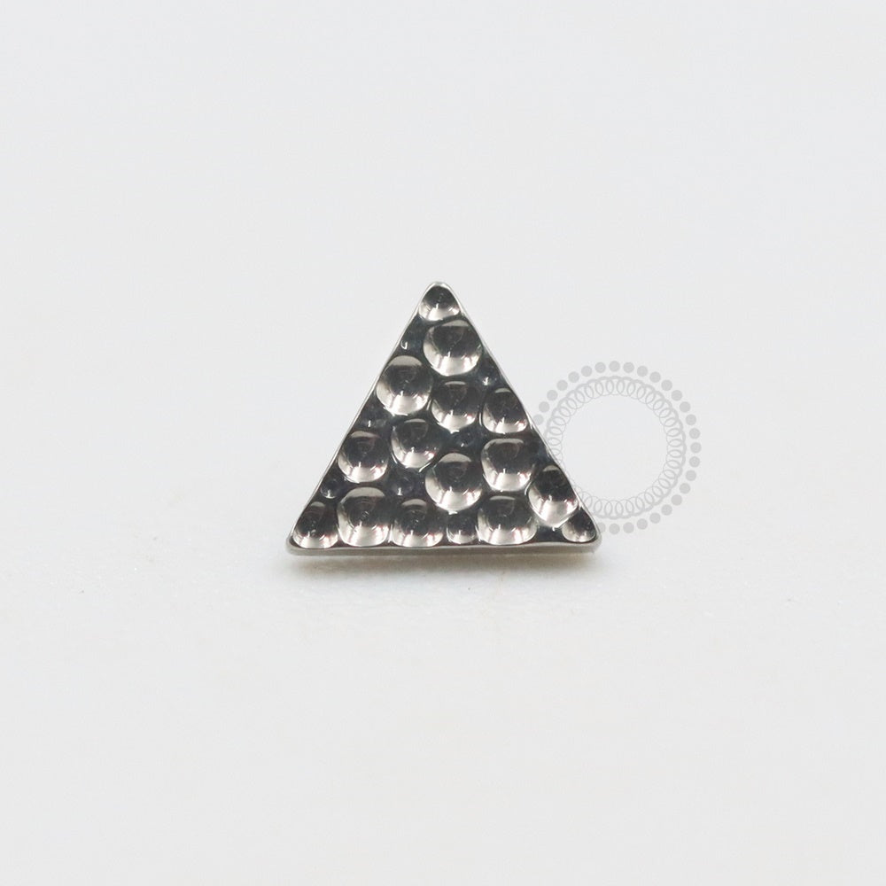 TN556 Topo Triangulo Martelado Titânio ASTM F136