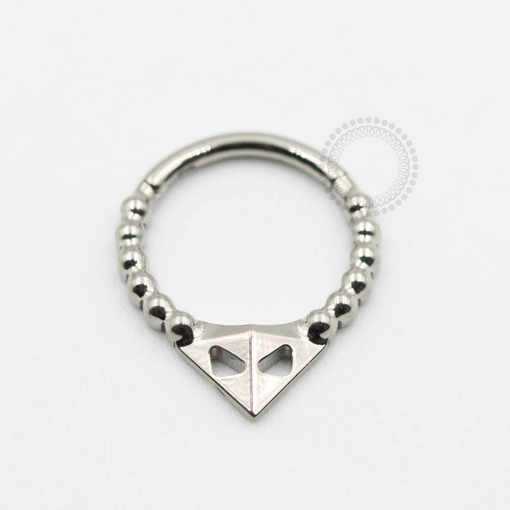 TN619 Segmento Frontal Decorado Triangular Titânio ASTM F136