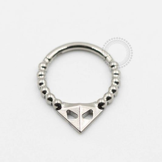 TN619 Segmento Frontal Decorado Triangular Titânio ASTM F136