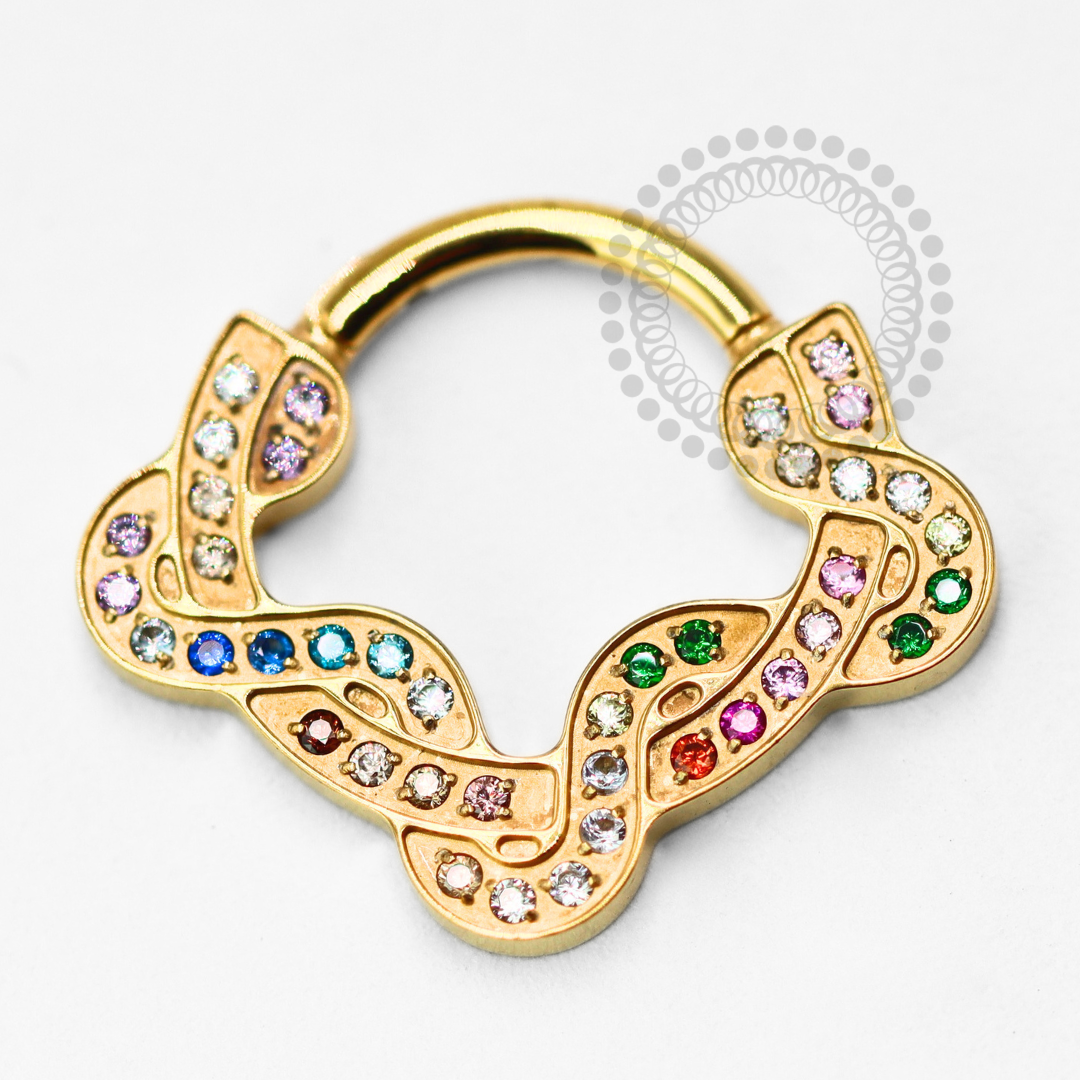 TN1538 Segmento Cravejado Serpentina CZ Boreal Titânio PVD Gold