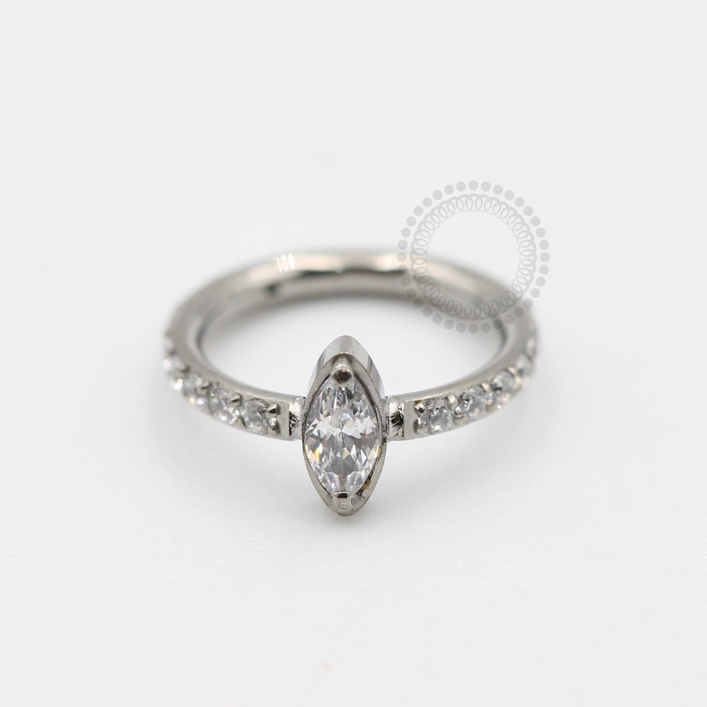 TN65 Segmento Cravejado Brilhante Navete Titânio ASTM F136