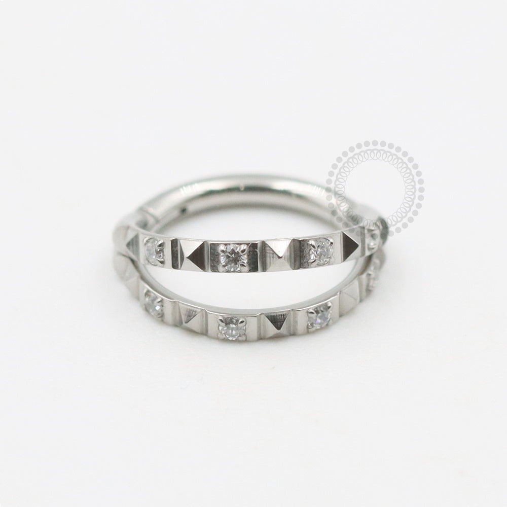 TN579 Segmento Decorado Duplo CZ Titânio ASTM F136