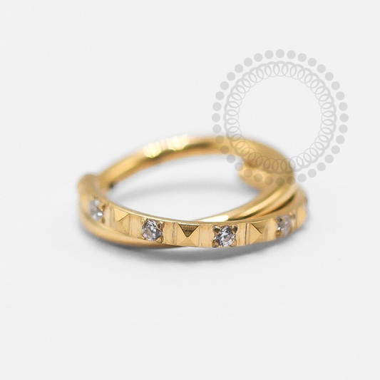 TN1322 Segmento Entrelaçado Geométrico CZ Titânio PVD Gold