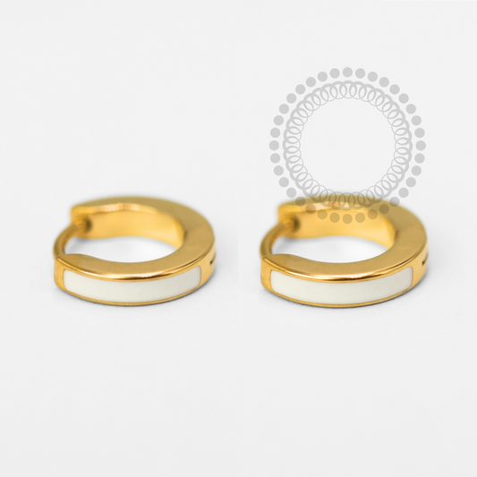 TN1762 Par De Brincos Liso Faixa Branca Titânio PVD Gold